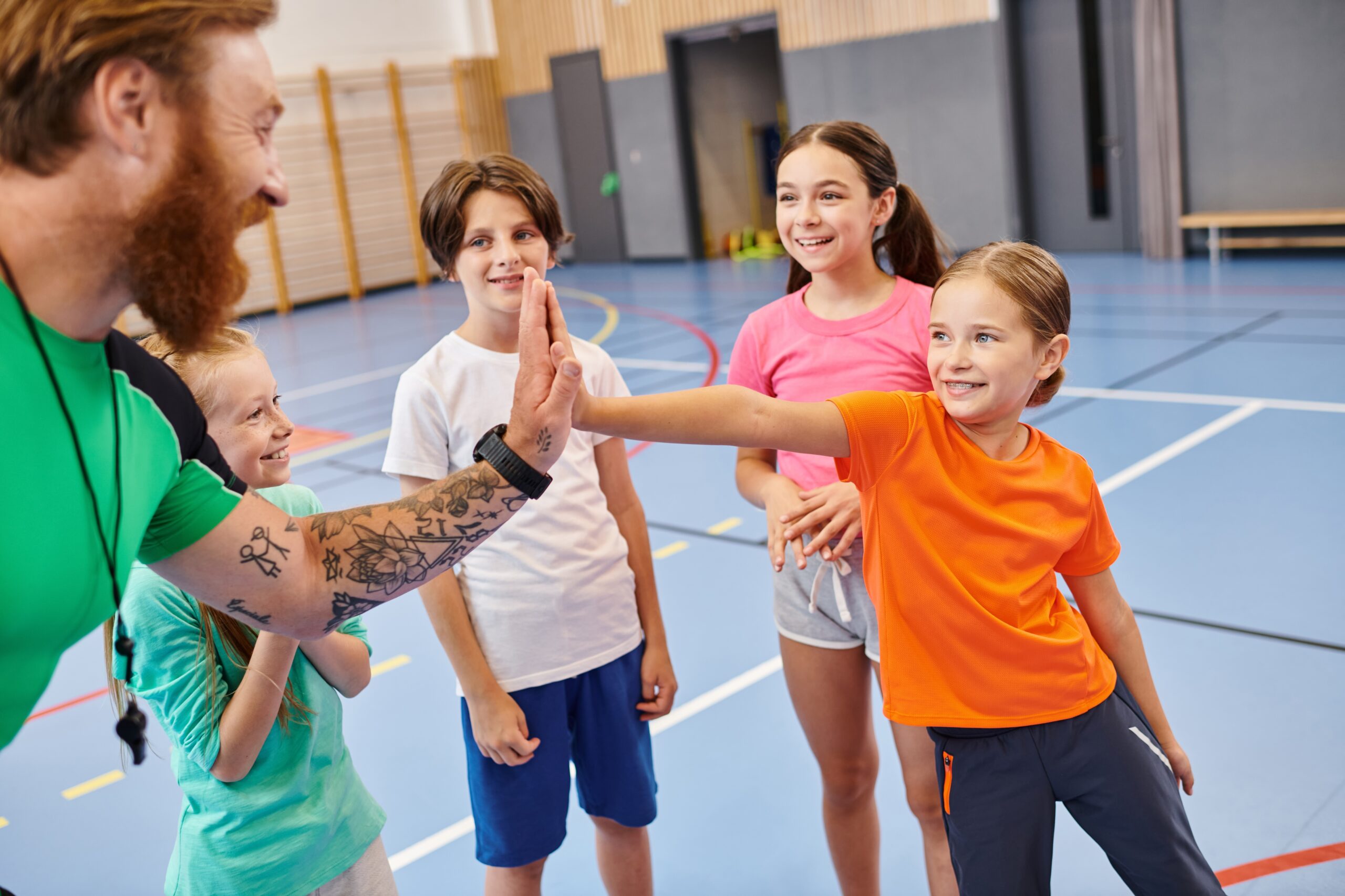 Kinder im Turnsaal